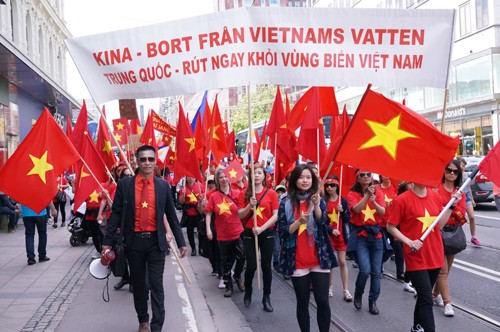 Vietnamesische Gemeinschaft in Schweden protestiert gegen das Vorgehen Chinas im Ostmeer - ảnh 1